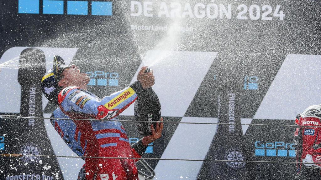 Marc Márquez celebra con champán su victoria en el Gran Premio de Aragón, en el circuito de MotorLand.