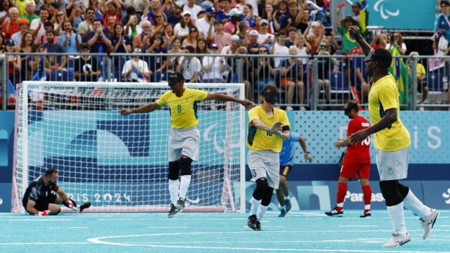 Los jugadores de la selección brasileña de fútbol para ciegos celebran un gol contra Turquía.