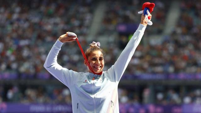 Sara Martínez posa con su medalla de plata en salto de longitud.