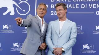 Brad Pitt y George Clooney exprimen su complicidad en Venecia con la comedia de acción 'Wolfs'