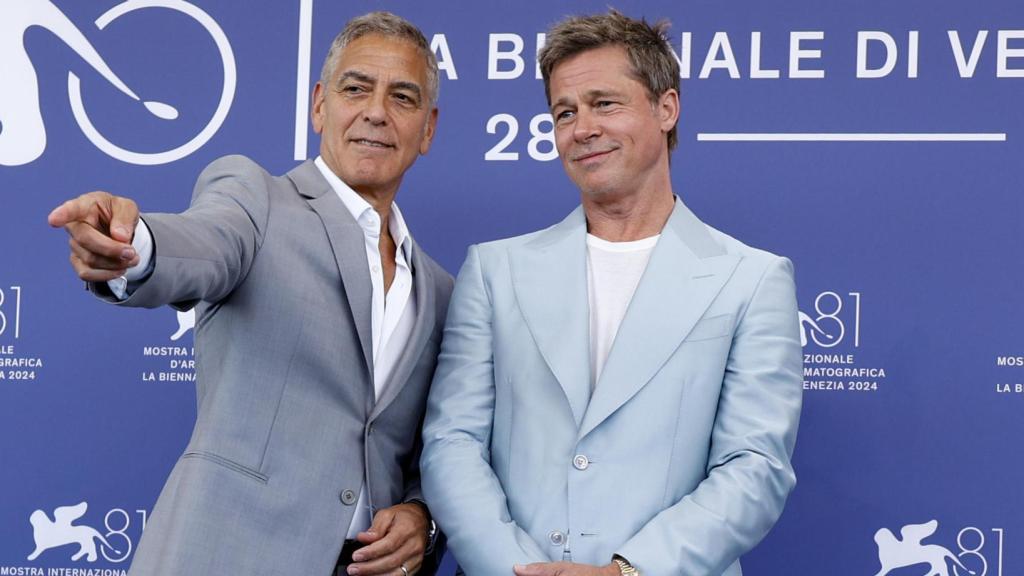 Brad Pitt y George Clooney en el Festival de  Venecia presentando 'Wolfs'. Foto: EFE/EPA/FABIO FRUSTAC.