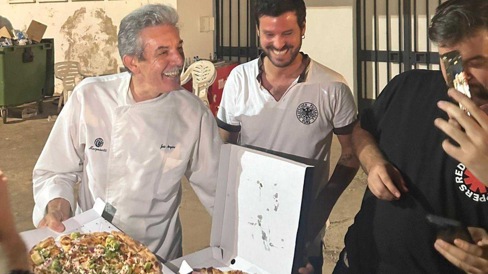 Imágenes del día: Taburete no se resiste a probar las pizzas más famosas de Castilla-La Mancha