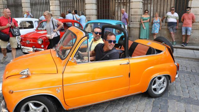 Carlos Velázquez en un Seat 600 este domingo en Toledo.