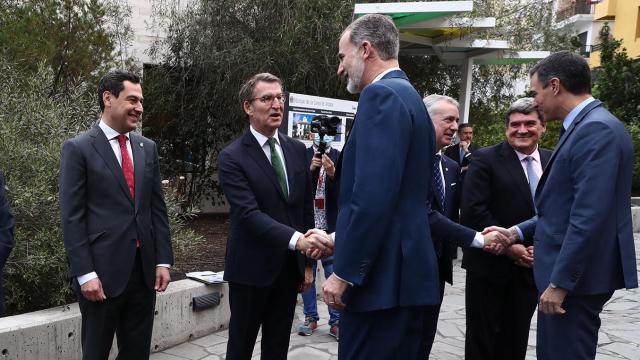 Sánchez y el Rey saludan a los presidentes autonómicos, entre ellos Feijóo, en la XXIV Conferencia de Presidentes (La Palma).