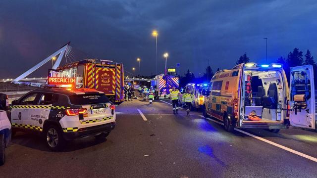 Los servicios de emergencias atienden a los heridos y los fallecidos en la A-6.