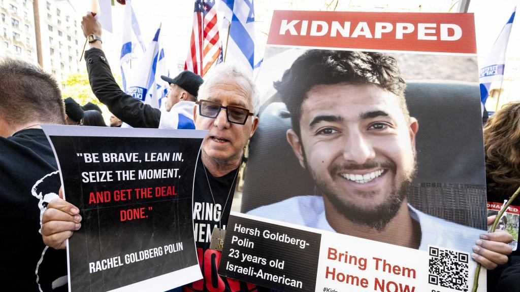 Un manifestante lleva un cartel con la imagen del joven Hersh Goldberg-Polin, tomado como rehén por Hamás el 7 de octubre.