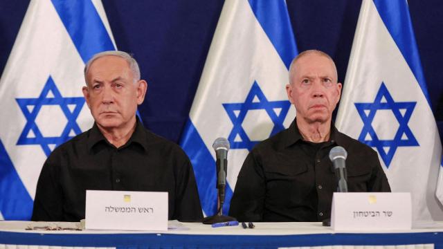 El primer ministro israelí, Benjamin Netanyahu (derecha), y el ministro de Defensa de Israel, Yoav Galant.