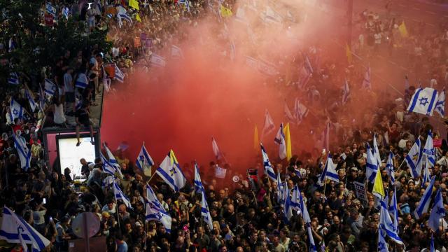 Protesta contra el gobierno y en apoyo a los rehenes que fueron secuestrados durante el mortal ataque del 7 de octubre, en Tel Aviv.