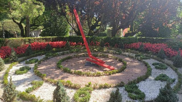 Amanece vandalizado el reloj de los Jardines de Méndez Núñez de A Coruña