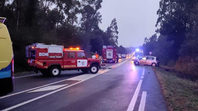 Tres heridos en una colisión frontal entre dos coches en Dumbría (A Coruña)