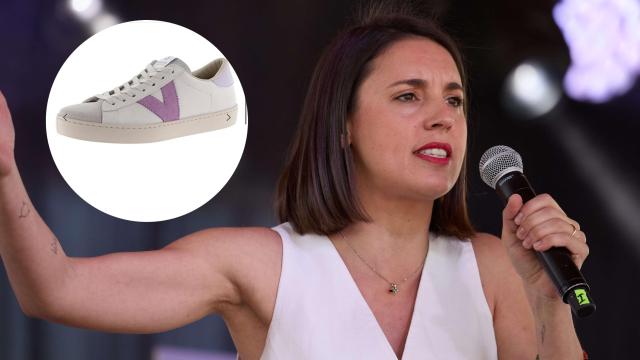 Irene Montero junto a una fotografía de las zapatillas.