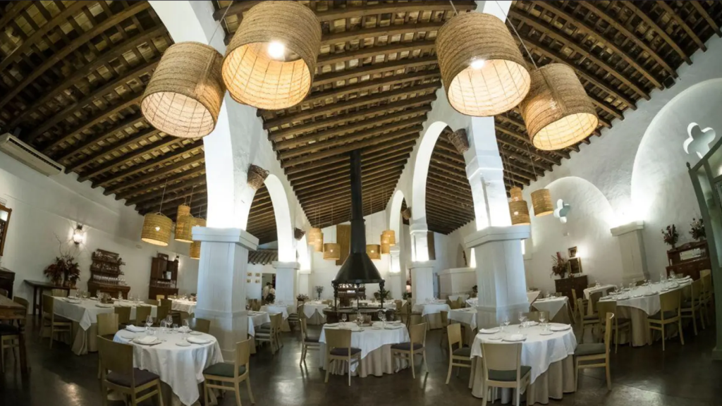 El interior del restaurante La Carboná.