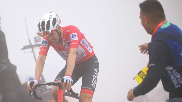 Ben O'Connor llegando a la cima del Cuitu Negru en La Vuelta 24.