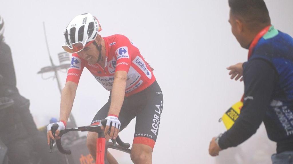 Ben O'Connor llegando a la cima del Cuitu Negru en La Vuelta 24.