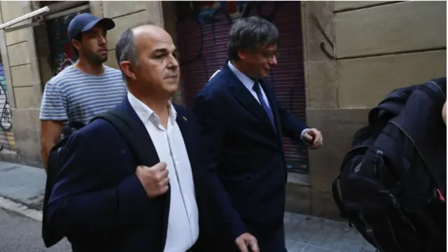 Jordi Turull (izq.) acompañando a Puigdemont antes de llegar a Arc de Triomf.