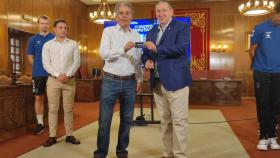 El presidente de la Diputación de Zamora, Javier Faúndez, recibe el carné de socio del CB Zamora