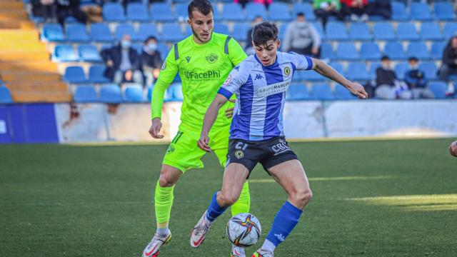 Nico Espinosa y Pol Roigé durante el último derbi ciudadano.