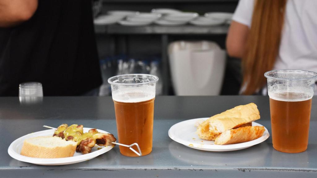 Pincho y bebida durante la Feria de Día en las Fiestas de Valladolid