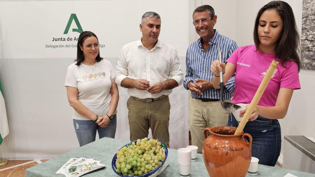 Un momento de la presentación de la Feria del Ajoblanco en Almáchar.