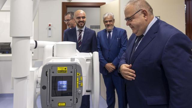 El consejero de Sanidad, Alejandro Vázquez, visita el nuevo equipo de radiología puesto en marcha en el Centro de Atención Primaria San Juan de Salamanca