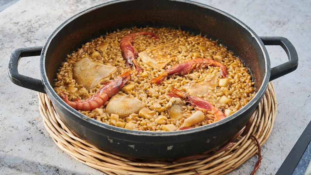 La cazuela de arroz 'Marisma' con raya y gambita roja.