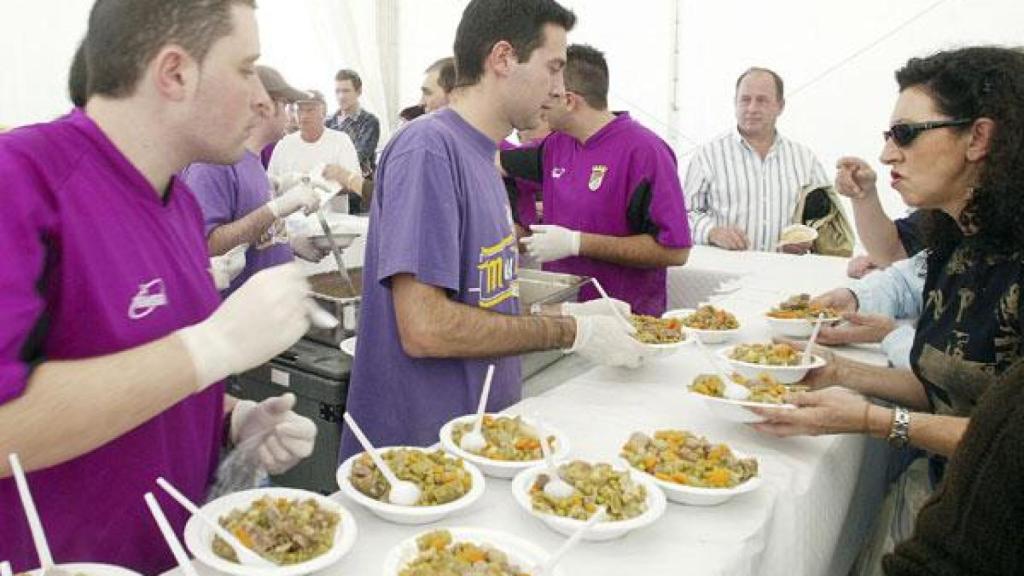 Una comida de 2.000 raciones de menestra despidiendo al viejo campo de fútbol de La Balastera