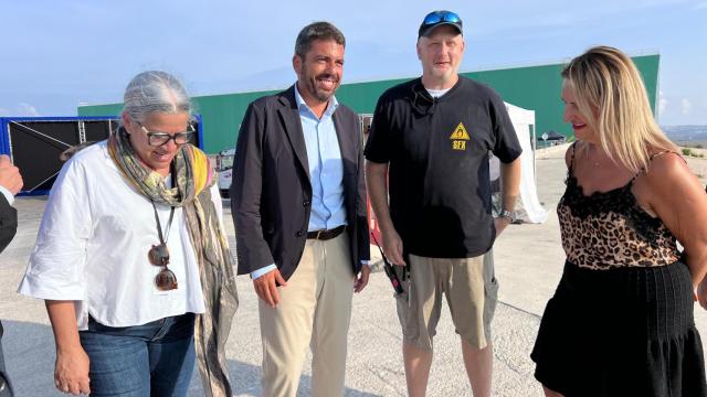 El presidente Carlos Mazón con el productor Steven Squillante y la consellera Nuria Montes ante el tanque de agua de Ciudad de la Luz en Alicante.