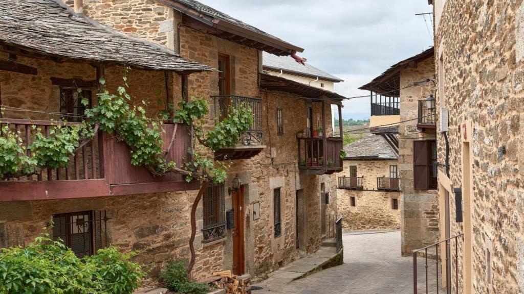 Pueblo medieval con casas de piedra.