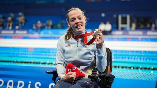 La nadadora Marta Fernández logró este lunes en París la medalla de bronce en los 50 metros espaldas