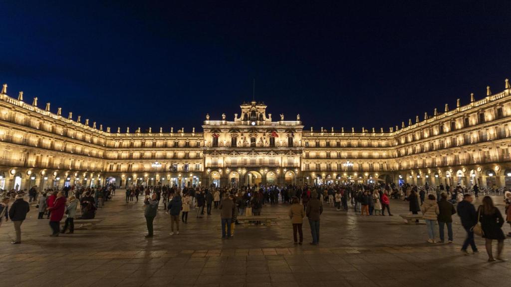 Imagen con iluminación nocturna de la Plaza Mayor de Salamanca