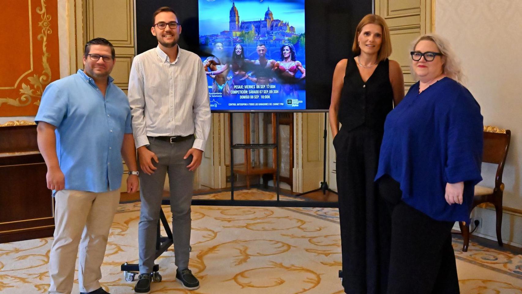 La concejala de Deportes, Almudena Parres; y los organizadores en la presentación del Campeonato de Culturismo Ciudad de Salamanca