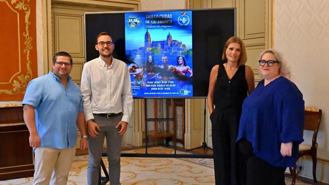 La concejala de Deportes, Almudena Parres; y los organizadores en la presentación del Campeonato de Culturismo Ciudad de Salamanca