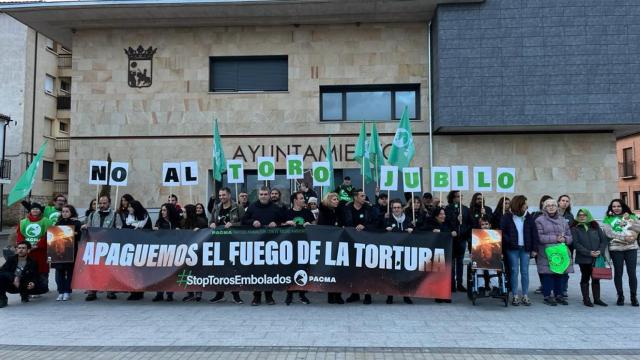 Una protesta de Pacma ante el Ayuntamiento de Medinaceli