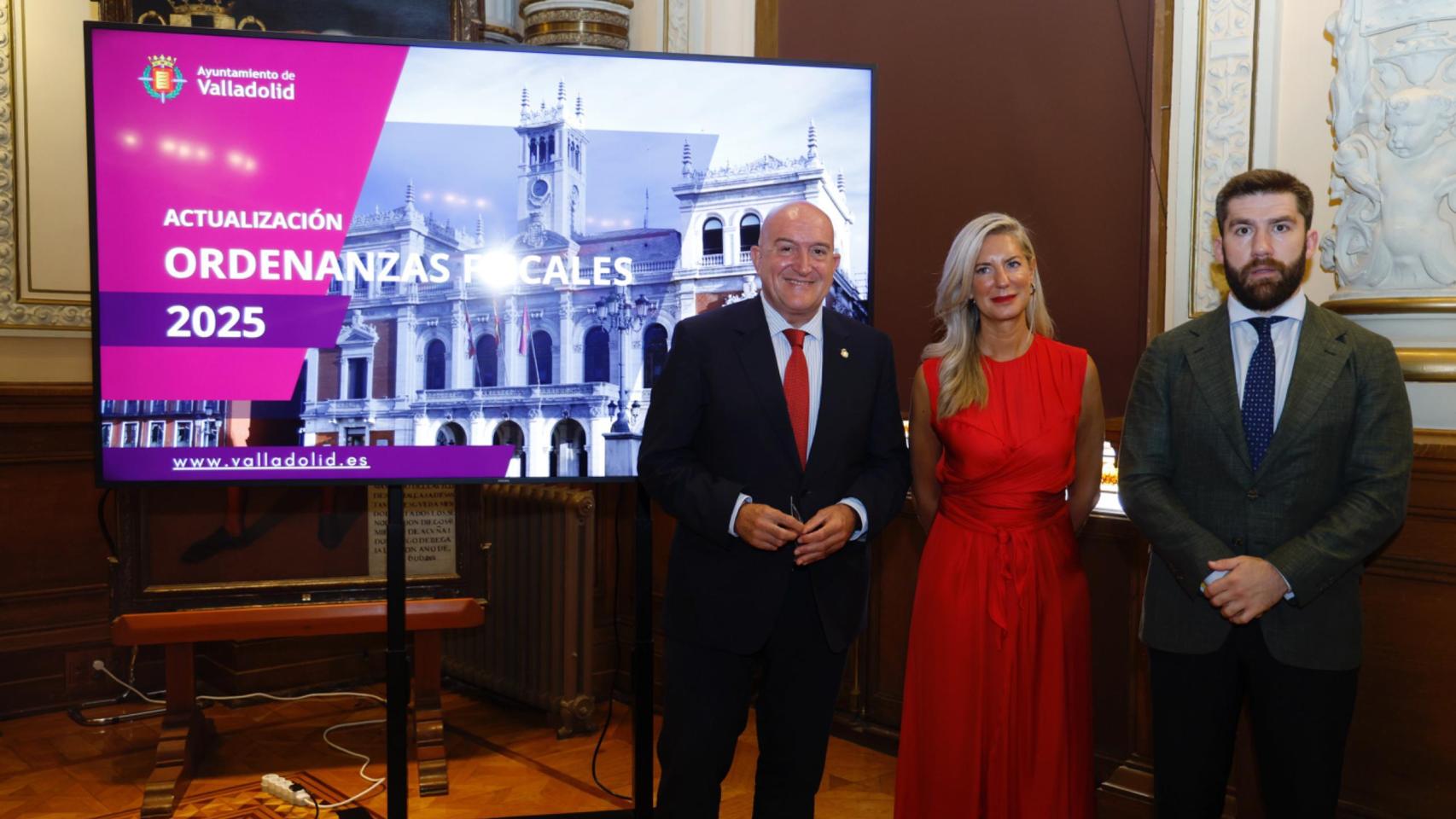 El alcalde de Valladolid, Jesús Julio Carnero, acompañado de la primera teniente de alcalde, Irene Carvajal; y el concejal de Hacienda, Francisco Blanco