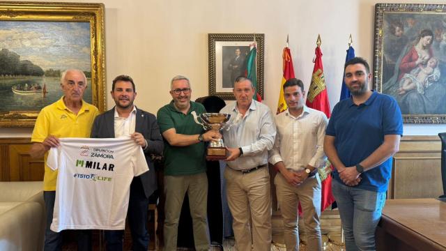 El presidente de la Diputación de Zamora, Javier Faúndez, recibe a la directiva del CD Intersala Zamora