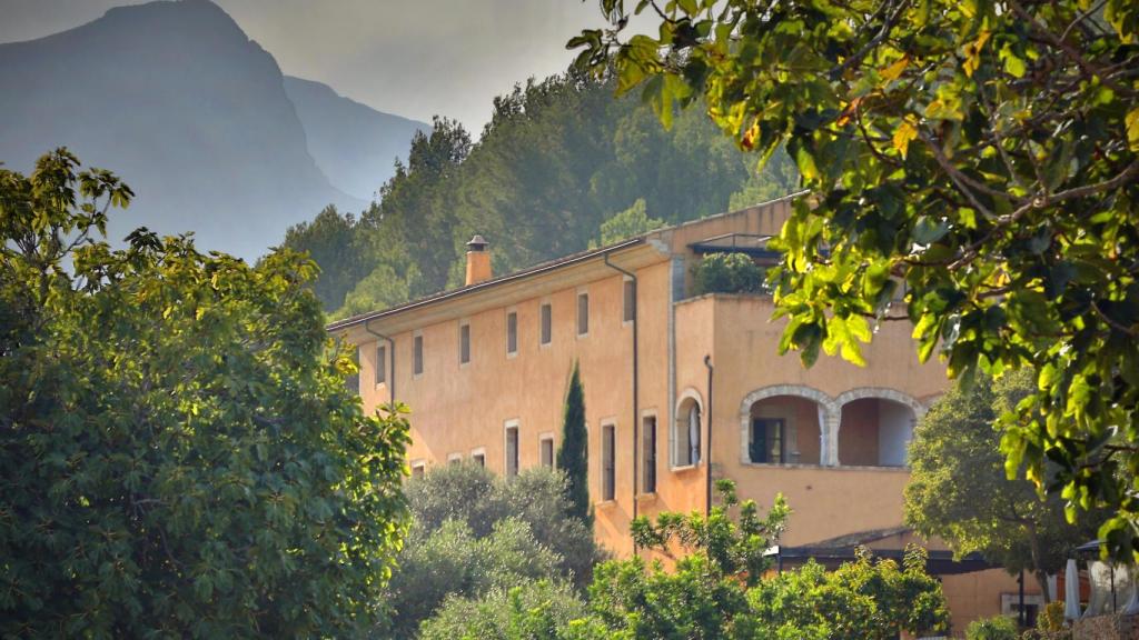 El hotel alojado en un monasterio del siglo XVII que elabora su propio vino y sirve cocina mallorquina