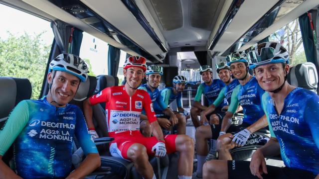 El equipo Decathlon AG2R en su autobús junto a su líder Ben O'Connor.