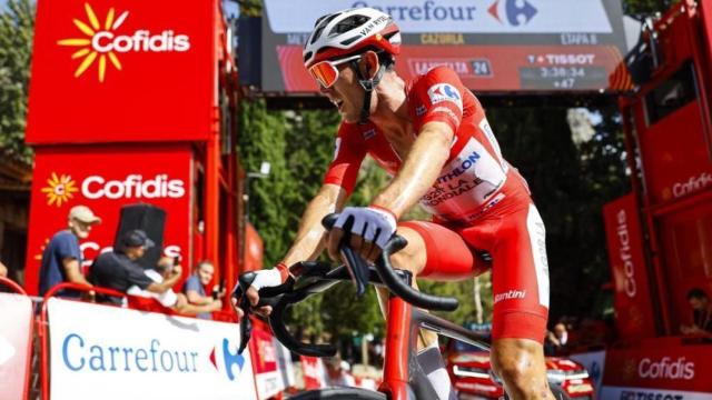 Ben O'Connor cruza la línea de meta de Cazorla con el maillot rojo de líder.