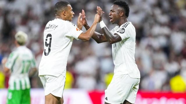 Mbappé y Vinicius celebran durante el Real Madrid - Betis