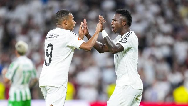 Mbappé y Vinicius celebran durante el Real Madrid - Betis