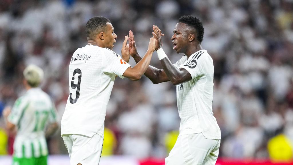 Mbappé y Vinicius celebran durante el Real Madrid - Betis