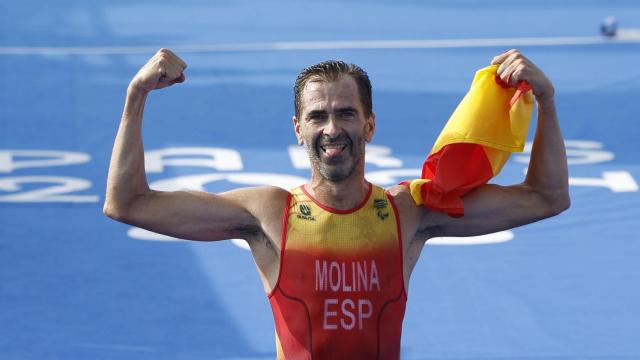 Daniel Molina celebra el oro en el triatlón paralímpico.