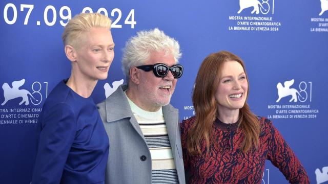 Tilda Swinton, Pedro Almodóvar y Julianne Moore, en Venecia. Foto: Rocco Spaziani