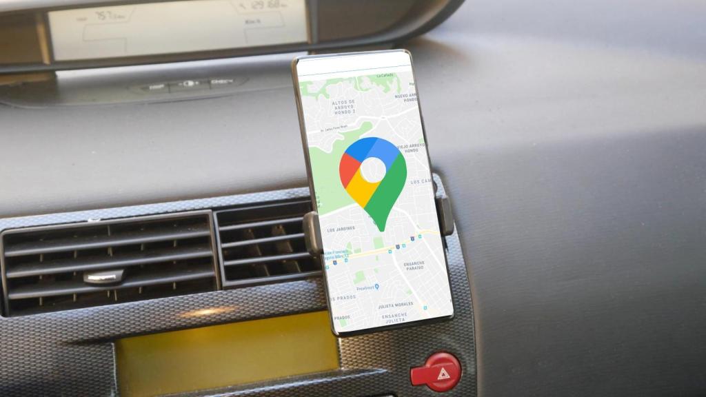 Google Maps en un móvil colocado en el soporte de un coche