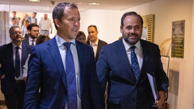 El presidente del PP de Castilla-La Mancha, Paco Núñez, este lunes en un acto de partido con el alcalde de Toledo, Carlos Velázquez. Foto: Javier Longobardo.