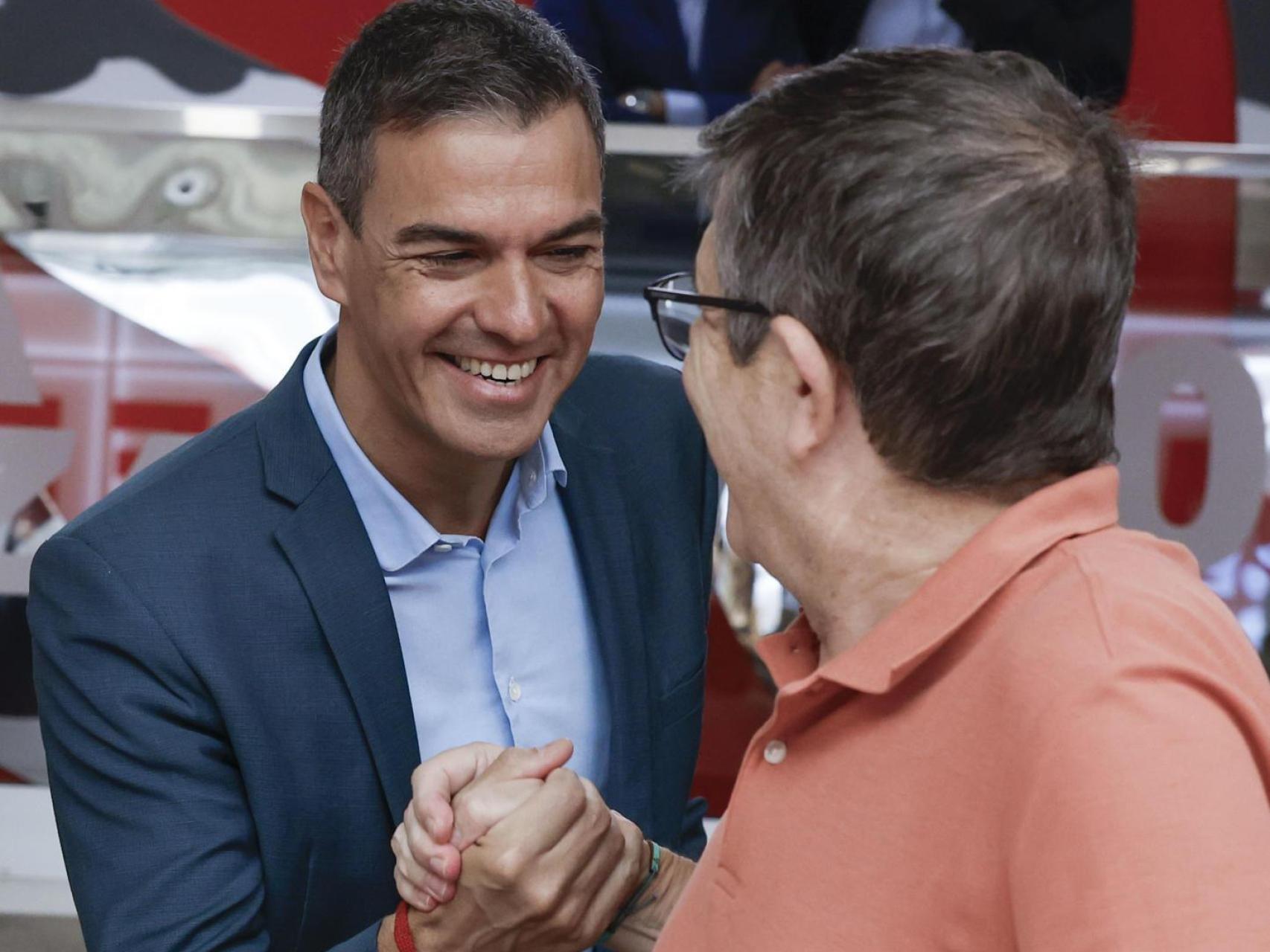 Pedro Sánchez saluda este lunes a Patxi López en la reunión de la Ejecutiva del PSOE.