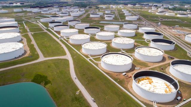 Tanques de almacenamiento de petróleo crudo en Cushing, Oklahoma (EEUU).