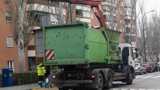 Un camión de la basura en Madrid en una foto de archivo.