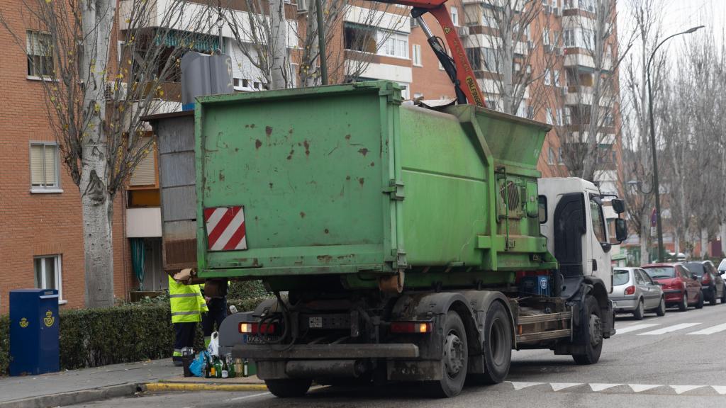 Un camión de la basura en Madrid en una foto de archivo.