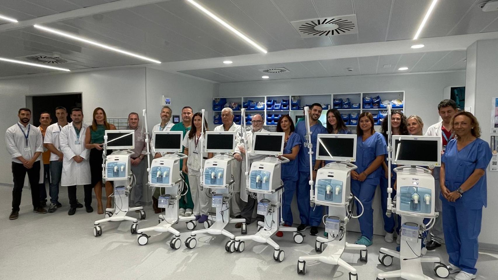 Personal de la UCI del Hospital Regional de Málaga con los nuevos respiradores.